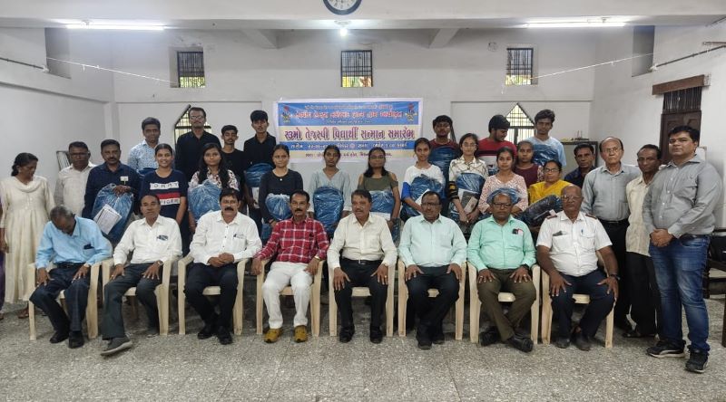  "હેલ્પીંગ હેન્ડ્સ" નડિયાદ બ્રાન્ચ દ્વારા આયોજિત "૨૩ મો તેજસ્વી વિદ્યાર્થી સન્માન સમારંભ" કાર્યક્રમ 