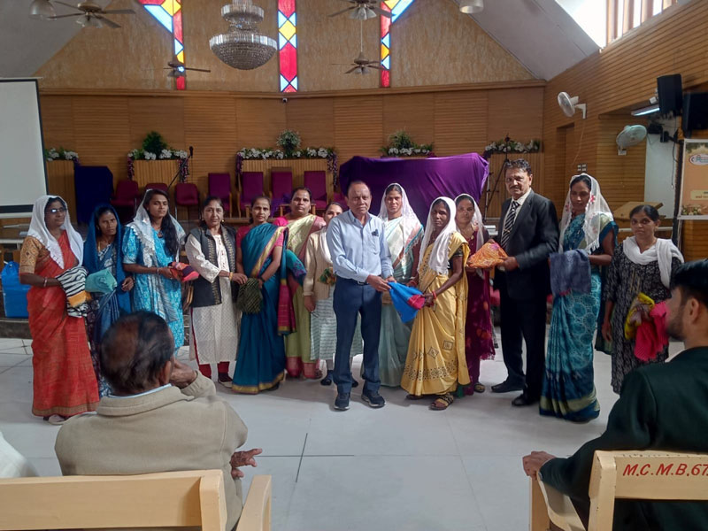 Methodist Church મણિનગર ખાતે Methodist Missionari Movement અને Helping hands દ્વારા 25 મિશનરી ભાઈઓને રાશન કીટ વિતરણ 